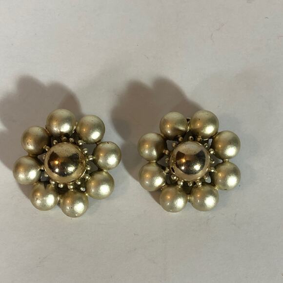 Vintage Coro Earrings, Gold Tone Orbit Clip On Round Flowers Matte Shiny - Picture 3 of 9